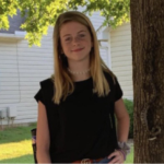 Middle schooler has her back-to-school picture photobombed by an unexpected guest