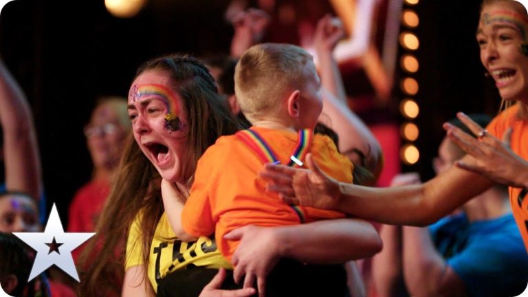 GOLDEN BUZZER! Sign Along With Us put on the GREATEST show! | Auditions